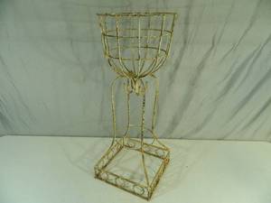 lot 9 image: Rustic Garden Planter  Vine Statue