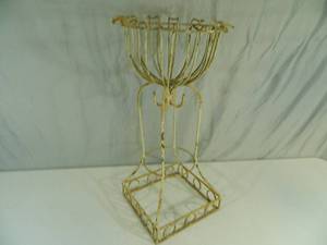 lot 10 image: Rustic Garden Planter  Vine Statue