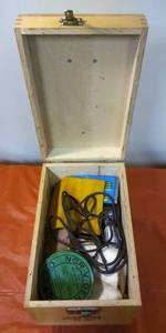 lot 23 image: Vintage Esquire Shoe Valet Deluxe Shoe Shine Kit