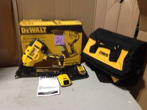 lot 21 image: DEWALT 20-Volt Max Lithium-Ion Cordless 15-Gauge Finish Nailer &nbspin good condition