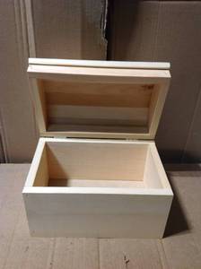 lot 5 image: Houseworks Unfinished Wood Decor Medium Domed Chest with Hinged Lid &nbspin good condition