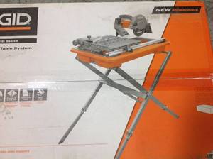 RIDGID 9 Amp Corded 7 in. Wet Tile Saw with Stand in good conditions