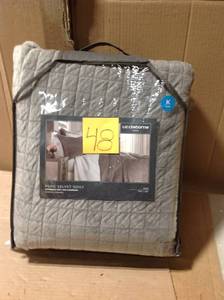 lot 48 image: Liz Claiborne Pure Velvet Quilt KING &nbspin good condition