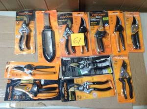 lot 61 image: Lot of assorted Fiskar Garden tools in various conditions