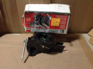 lot 75 image: Heavy Duty Workbench Vise