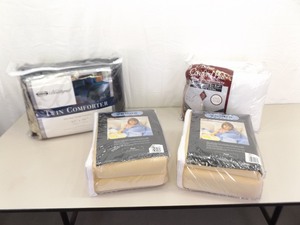 lot 44 image: Lot of 4 NEW Comforters and Blankets