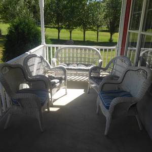 lot 1 image: 5 Piece Wicker Patio Set