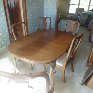 lot 5 image: Solid Cherry Wood Dining Room Table Set with Six Chairs