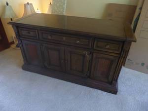 lot 8 image: Vintage Magnavox 643834-6 Stereo Receiver & Record Player