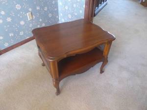 lot 9 image: 28 x 20 x 22 Solid Wood End Table