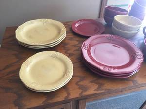 lot 22 image: 23 Piece Ceramic Dishware Set