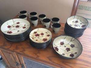 lot 23 image: 33 Piece Ceramic Dishware Set