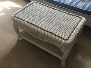 lot 34 image: Matching Wicker Love Seat and Table Set