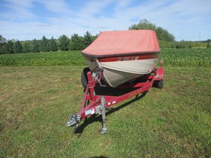 lot 2 image: 2001 16 FT. CRESTLINER FISH N SKI