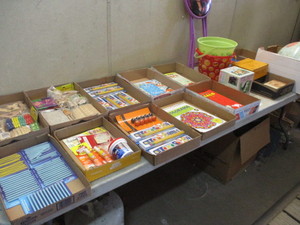 lot 28 image: Crafts and Toys