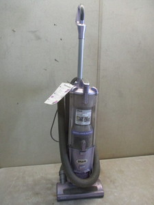 lot 32 image: Shark Vac