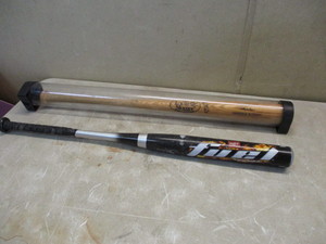 lot 43 image: 2 Baseball Bats