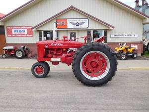 lot 5 image: 1952 Farmall M