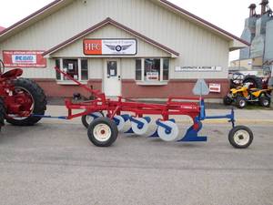 lot 6 image: international model 70 4 bottom plow