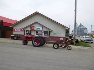 lot 1 image: 1944 farmall H TRACTOR