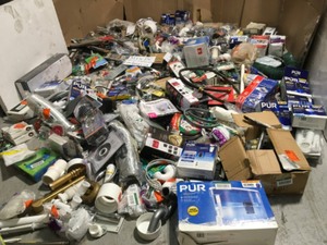 lot 4 image: PALLET WITH PLUMBING ELECTRIC SUPPLIES FOR HOMESWORK CUSTOMER RETURNS SEE PICS