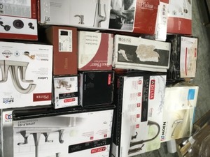lot 10 image: MIXED PALLET WITH ASSORTED MOEN PFISTER AND DELTA FAUCETS FOR PARTS CUSTOMER RETURNS SEE PICS