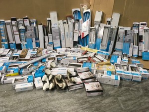 lot 14 image: MIXED PALLET WITH ASSORTED MOEN TOWELTOILET HOLDERS CUSTOMER RETURNS SEE PICS