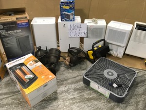lot 17 image: PALLET WITH ASSORTED HUMIDIFIERS HEATER FANS AIR COOLERS CUSTOMER RETURNS SEE PICS