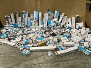 lot 16 image: PALLET WITH MOEN TOWELTOILET HOLDERS DIFFERENT TYPESDESIGNS CUSTOMER RETURNS SEE PICS