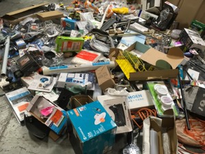 lot 39 image: GAYLORD WITH ASSORTED PLUMBING ELECTRIC BATHROOM SUPPLIES CUSTOMER RETURNS SEE PICS