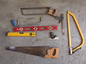 lot 18 image: Lot of Saws & Building Tools