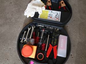 lot 19 image: Emergency Car Kit