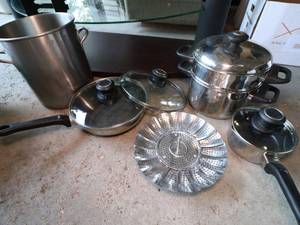 lot 80 image: Large Cooking Pots