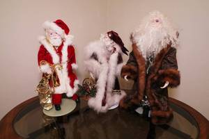 lot 206 image: Porcelain Santas