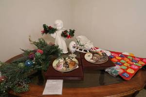 lot 210 image: Lot of Christmas Decorations