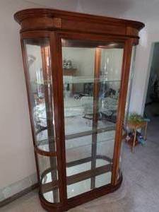 lot 170 image: Beautiful Solid Wood & Glass Display Case