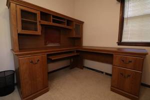 lot 226 image: Nice Wood Excecutive Office Desk