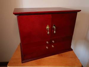 lot 182 image: Vintage Jewerly Box with Jewelry