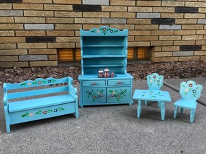 lot 164 image: Vintage Romanian Doll Kitchen Furniture Hand Painted Blue & Floral