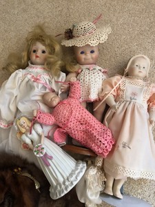 lot 167 image: Lot of Mini Collectable Dolls