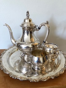lot 173 image: Oneida Tea Set