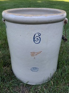 lot 130 image: Antique Red Wing #6 Stoneware Pot