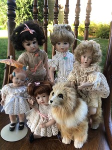 lot 148 image: Vintage Mini Porcelain Dolls