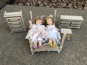 lot 165 image: Vintage Doll House Furniture