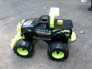 lot 110 image: Vintage Working Tonka Chain Saw Pull Cord Motorized 4x4 Monster Truck