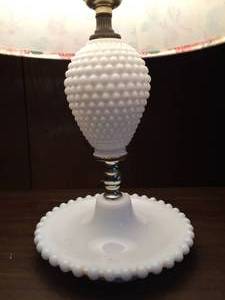lot 115 image: Vintage White Glass Table Lamp