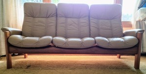 lot 1 image: Vintage Ekornes  Stressless Taupe Sofa