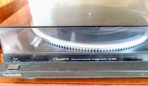lot 8 image: Technics SL-QD33 Turntable