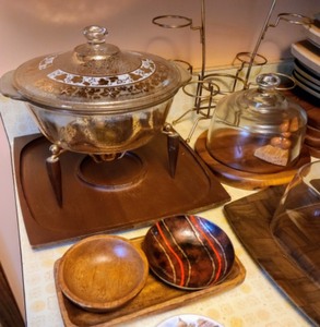 lot 15 image: Large Lot Of Vintage Housewares