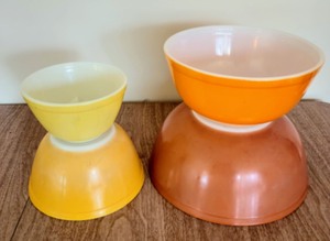 lot 17 image: Vintage Pyrex Primary Colored Nesting Bowl Set